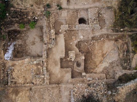 תמונה כללית של שטח החפירה בתל מוצא [צילום: חברת Skyview, באדיבות רשות העתיקות]