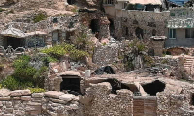 פגיעה בחוף, סכנת התמוטטות ובאר מים מתוקים שנחפרה ללא היתר [צילום: רמי פלג, המשרד להגנת הסביבה]