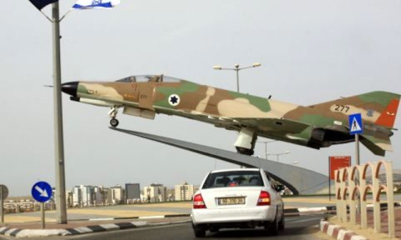 הוא לא נוהג מהר, הוא טס נמוך... [צילום: פלאש 90]