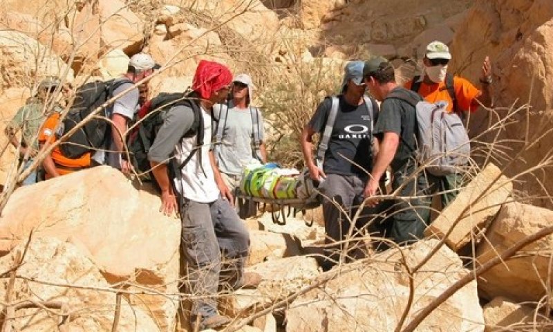 מאמצים נדרשו לחילוץ הגופה [תמונות מן החילוץ]