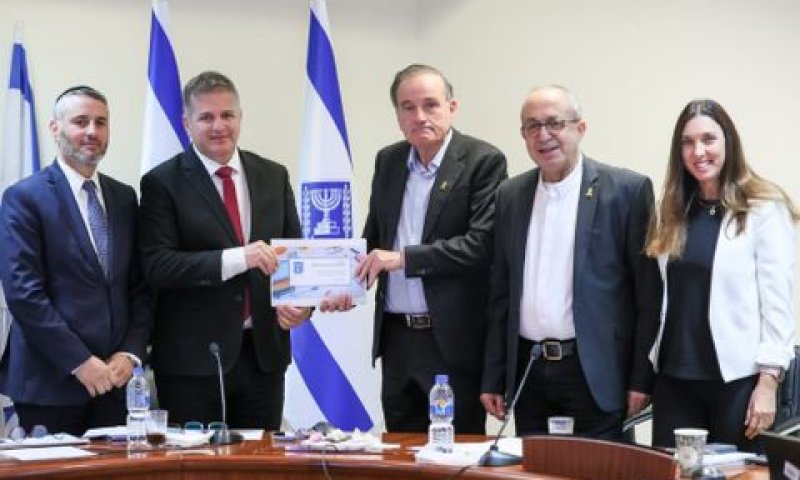 חברי ועדת שפירא עם שר החינוך יואב קיש [צילום: סיון שחר, לע"מ]