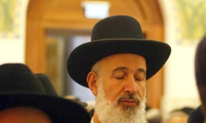 הרב מצגר בבית כנסת "החורבה" [צילום: פלאש 90]
