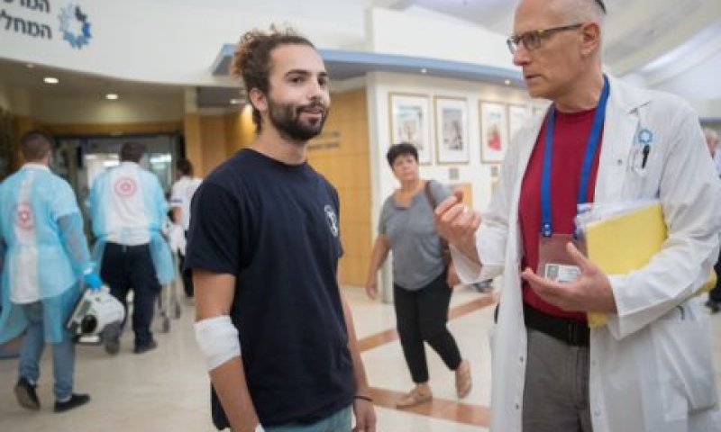 יובל מיסקין שנדבק בשיחה עם ד"ר דוד רווה-ברוור [צילום: יונתן זינדל/פלאש 90]