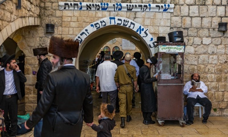 ביום שישי הספיקו מתפללים להגיע לקבר רשב"י במירון [צילום: חיים גולדברג, פלאש 90]