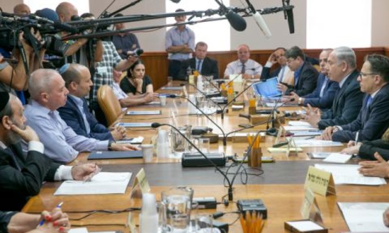 לבחון את רשימת התורמים [צילום: אוהד צווייגנברג, פלאש 90]