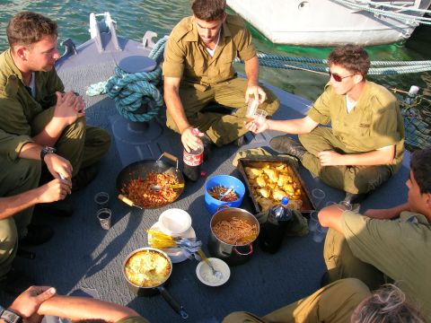 אוכלים על הסיפון