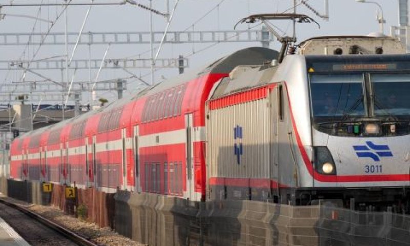 הרכבת החשמלית בתחנת הרצליה [צילום: שבתאי טל/Cloudview]