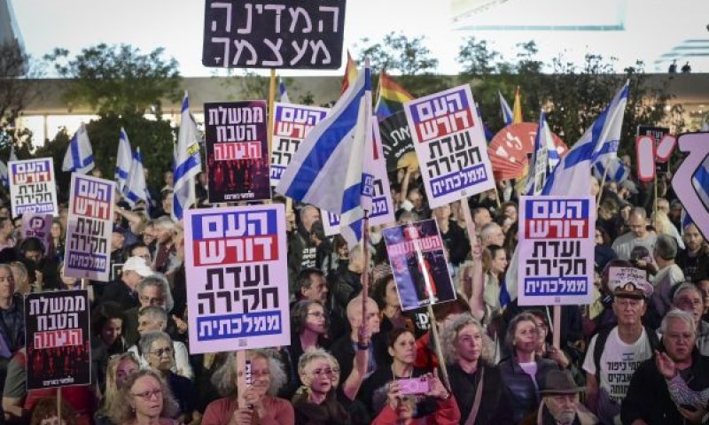 הפגנת מתנגדי הממשלה להקמת ועדת חקירה ממלכתית [צילום: אבשלום ששוני/פלאש 90]