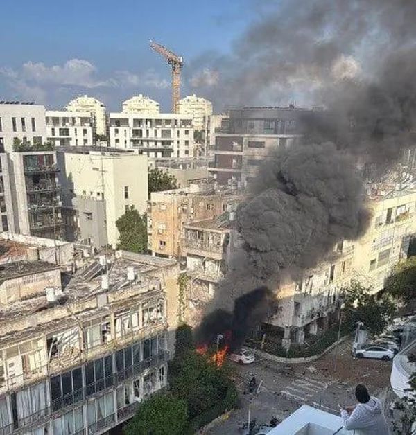 רסיס פגעה במבנה וגרם לשריפת מכוניות