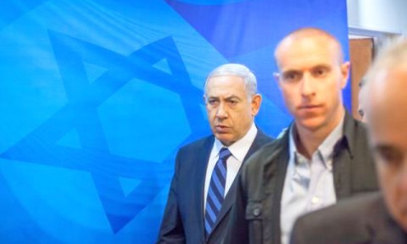 נתניהו בכניסה לישיבת הממשלה [צילום: פלאש 90]