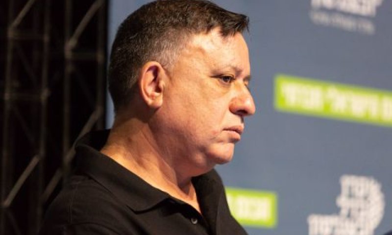 גבאי. בודק אפשרויות [צילום: ארתור לנדה]