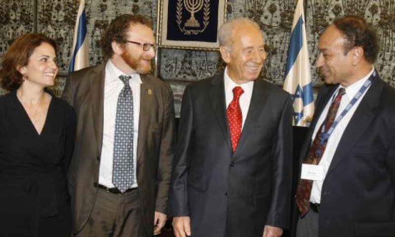 הנשיא עם כמה מחברי המשלחת [צילום: יח"צ]