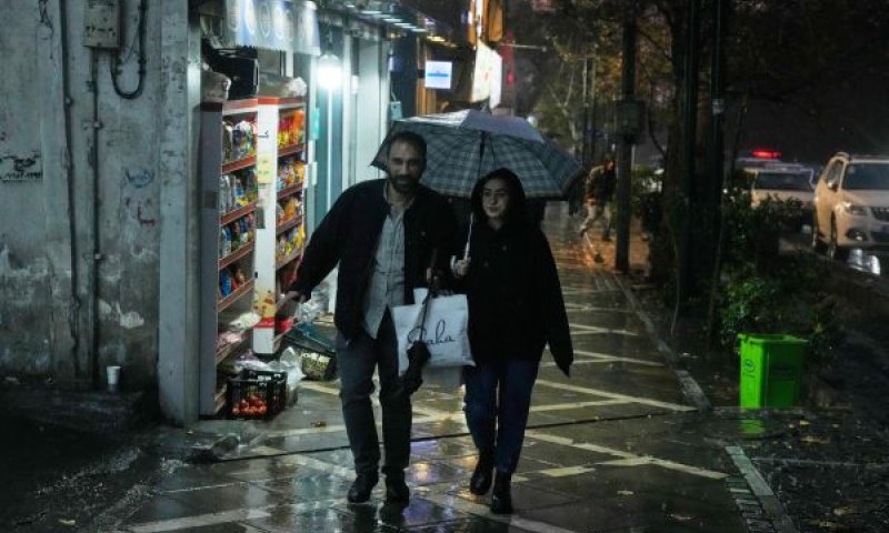 גשם נדיר באירן לפני שבועיים [צילום: וחיד סאלמי/AP]