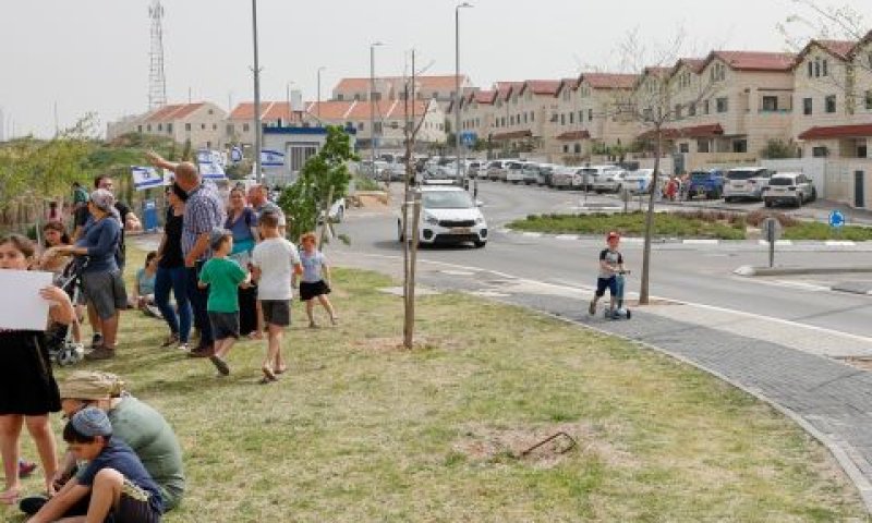 שוכן 100 מטר מאפרת [צילום: גרשון אלינסון, פלאש 90]