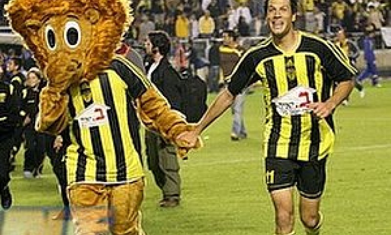 עידן טל והקמע של בית"ר חוגגים בסיום הניצחון [צילום: יניב סופר]