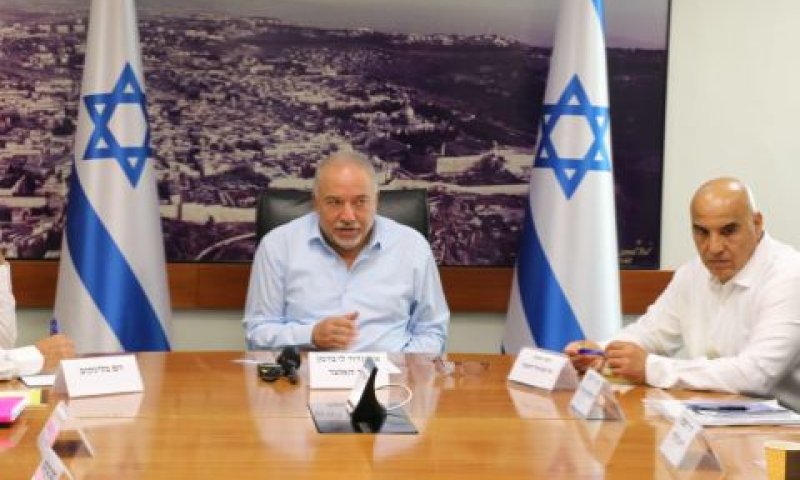 ליברמן בישיבה עם הנהלת משרד האוצר [צילום: דוברות משרד האוצר]