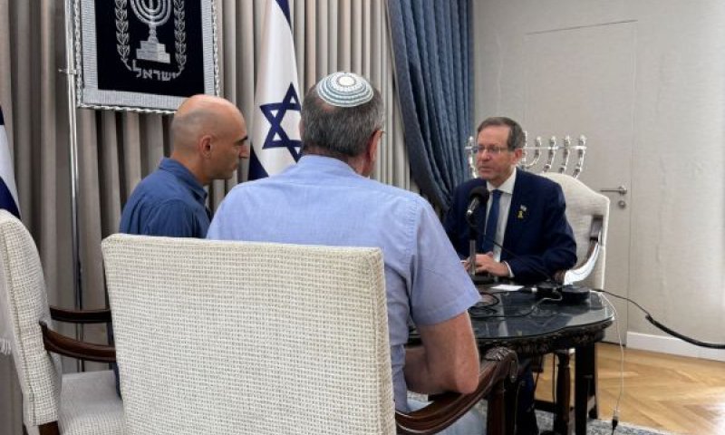 הרצוג מתראיין לקלמן-ליברמן. לא דוחים בחירות