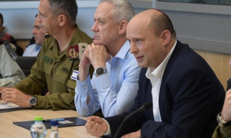 בנט וגנץ. "פוליטיקה - לא מעל גב החיילים" [צילום: עמוס בן גרשום, לע"מ]