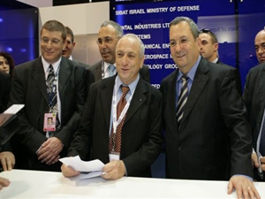 הסלון בסינגפור: אהוד ברק, דוד ארצי, ומפקיד חיל-האוויר האלוף אליעזר שקדי
