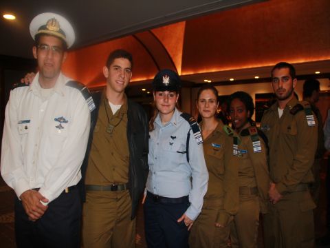 חיילי צה"ל בערב הגאלה השנתי [צילום: שוש מיימון, לוס אנג'לס]