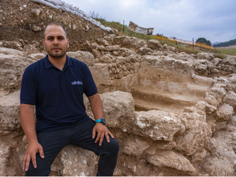 עבד אבראהים מנהל החפירה ליד המקווה הקדום שחשף [צילום: יניב ברמן, רשות העתיקות]