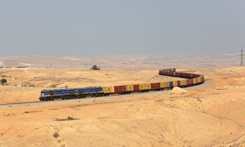 רכבת מטען בנגב [צילום: אוליבר הקמן]