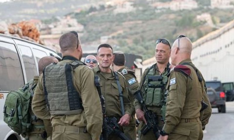 הרמטכ''ל הרצי הלוי ומפקד פיקוד הצפון גורדין בגבול לבנון [צילום: דובר צה''ל]