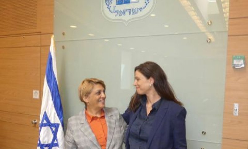 ח"כ רייטן-מרום עם יוזמת החוק ח"כ נירה שפק [צילום: נועם מושקוביץ/דוברות הכנסת]