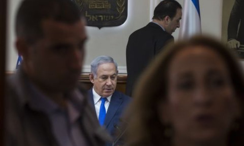 נתניהו. ישיבה בהולה [צילום: אוליביה פיטוסי]