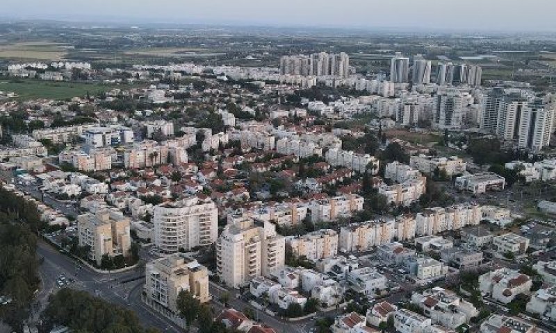 הדר גנים. בין מתנדב לעובד [צילום: שחר מוס]