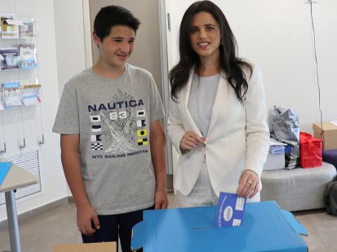 שרת המשפטים איילת שקד הצביעה בקלפי בבית קמחי בתל אביב. שקד הגיעה להצבעה עם בעלה אופיר ובנם אורי