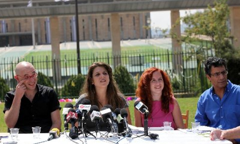 ''לא נסתפק באקמול''. דפני ליף ואנשי המחאה במסיבת העיתונאים, היום [צילום: פלאש 90]