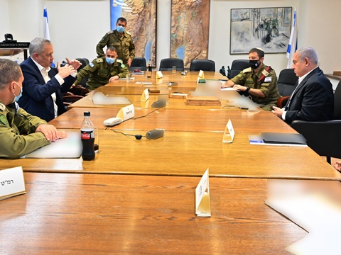 נתניהו וגנץ בדיון הערכת מצב בקריה [צילום: אריאל חרמוני, משרד הביטחון]