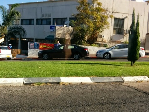 ובחניה אסורה נוספת המסומנת באדום-לבן