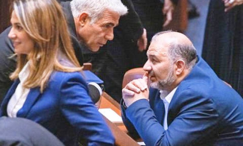 עבאס ולפיד [צילום: אוליביה פיטוסי/פלאש 90]