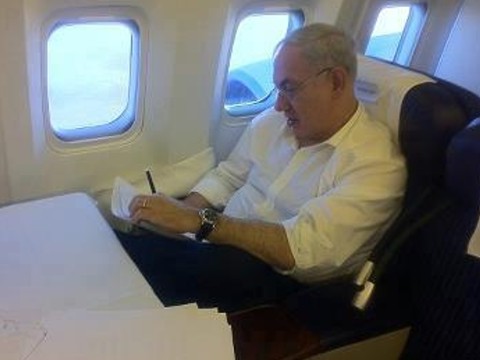 נתניהו עובר על נאומו במטוס בדרך לניו יורק [צילום: לשכת ראש הממשלה]