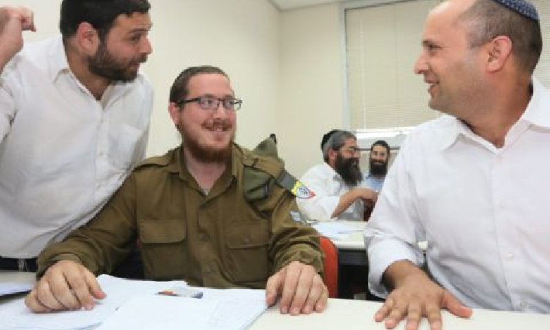 בנט במרכז הכוון תעסוקתי בבני ברק [צילום: פלאש 90]