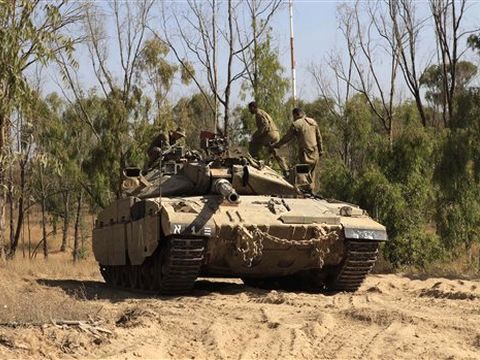 שריונרים בטנק מול רצועת עזה [צילום: AP]