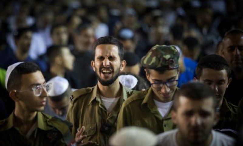 אמירת סליחות בכותל [צילום: יונתן זינדל/פלאש 90]