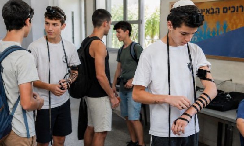 הנחת תפילין. בהפסקה בלבד [עיבוד AI]
