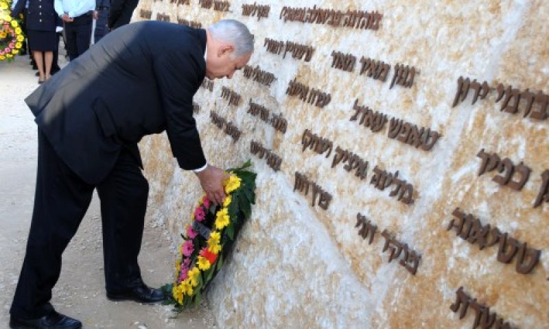 ראש הממשלה מניח זר על האנדרטה [צילום: פלאש 90]