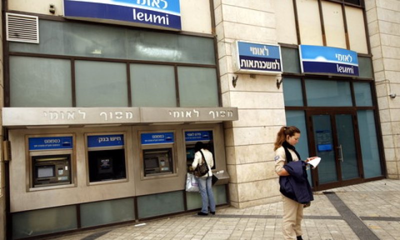 בקרוב ממש בסמוך לכביש. כספומט לאומי [צילום: פלאש 90]