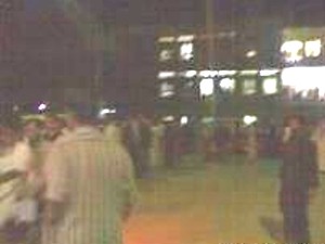 אזרחים מתגודדים סמוך לבית החולים שאליו הובאו הפצועים וההרוגים [צילום סלולרי]