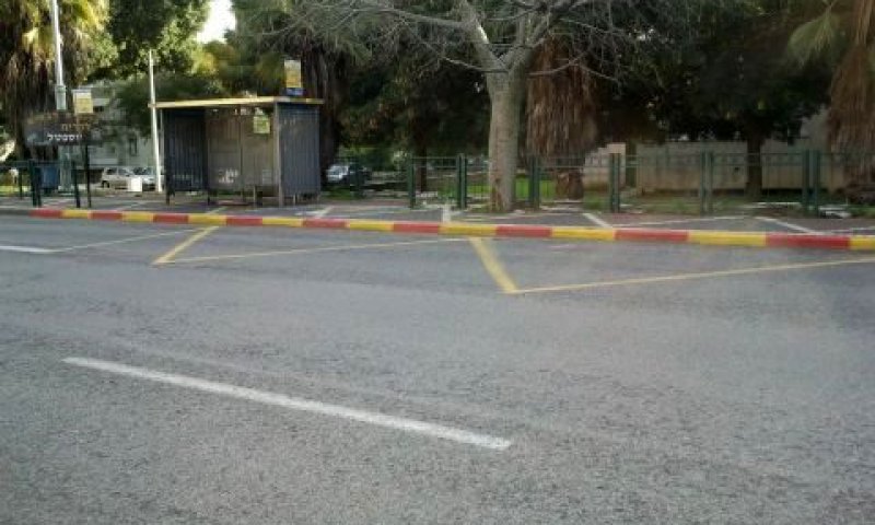 תחנת האוטובוס בשדרות ירושלים פ"ת. הנהג דילג ולא עצר בתחנה