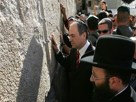 לא סומך על הסקרים. סילבן שלום היום בכותל [צילום: AP]