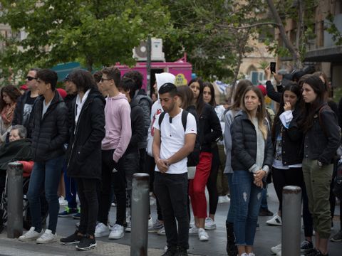 עומדים בצפירה [צילום: נתי שוחט/פלאש 90]