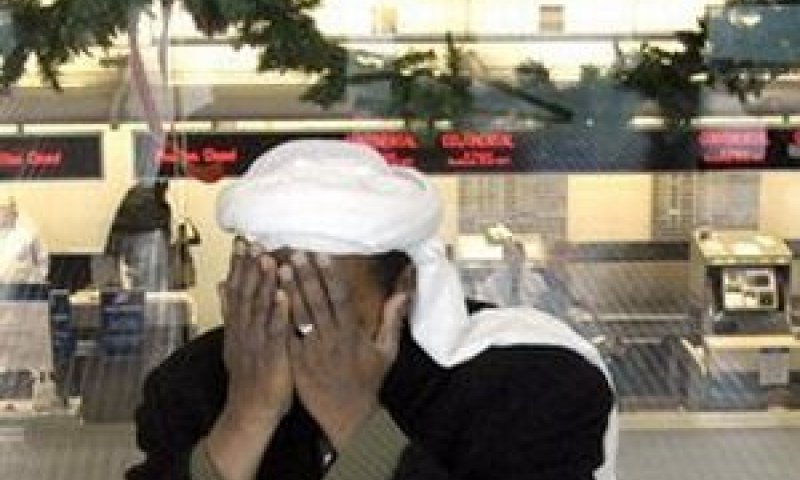 מוסלמי מתפלל בשדה תעופה [צילום: AP]