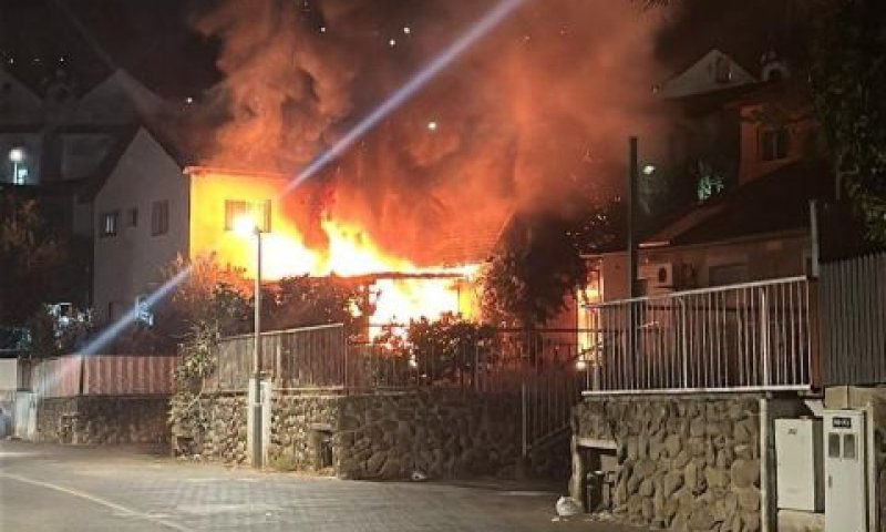 שריפת בית בקרית שמונה [צילום: שימוש לפי סעיף 27 א לחוק זכויות יוצרים]