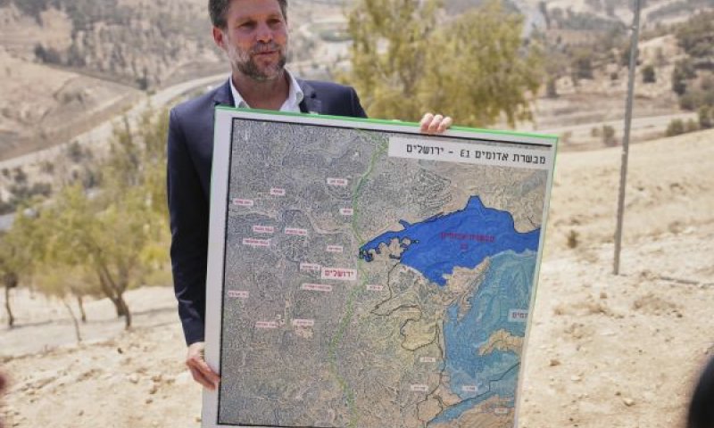 השר סמוטריץ' מחזיק מפה המציגה את פרויקט ההתנחלות E1 [צילום: אוהד צוויגנברג/AP]