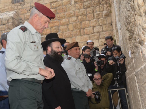 זה שיוצא וזה שנכנס. בני גנץ ואיזנקוט בביקור בכותל [צילום: דו"צ]